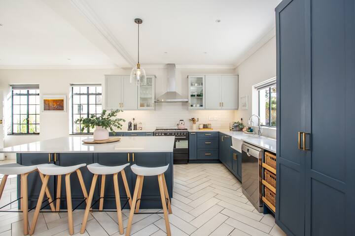 Modern, spacious farmhouse in Constantia gallery image 5