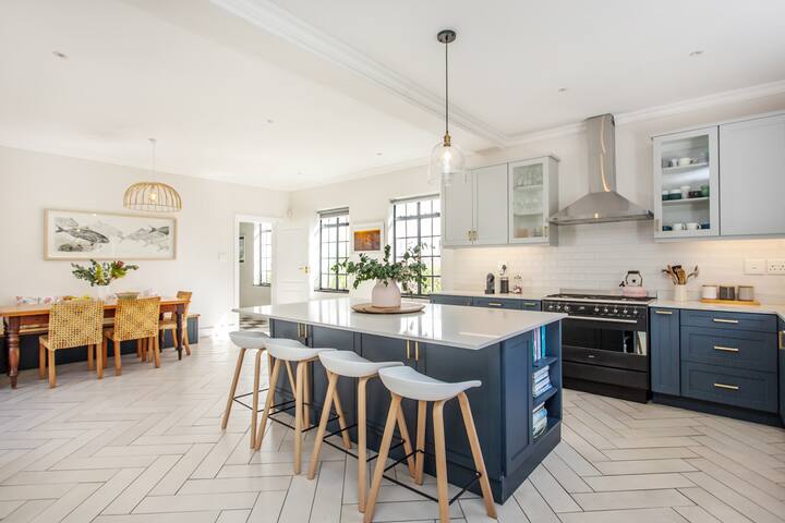 Modern, spacious farmhouse in Constantia gallery image 2