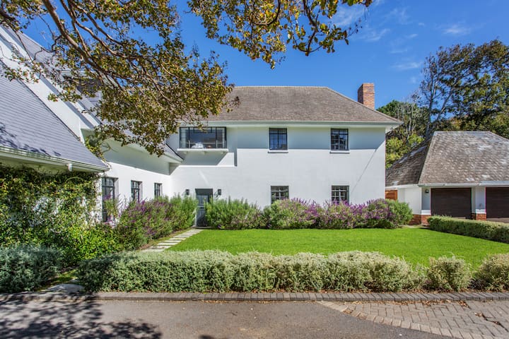 Modern, spacious farmhouse in Constantia