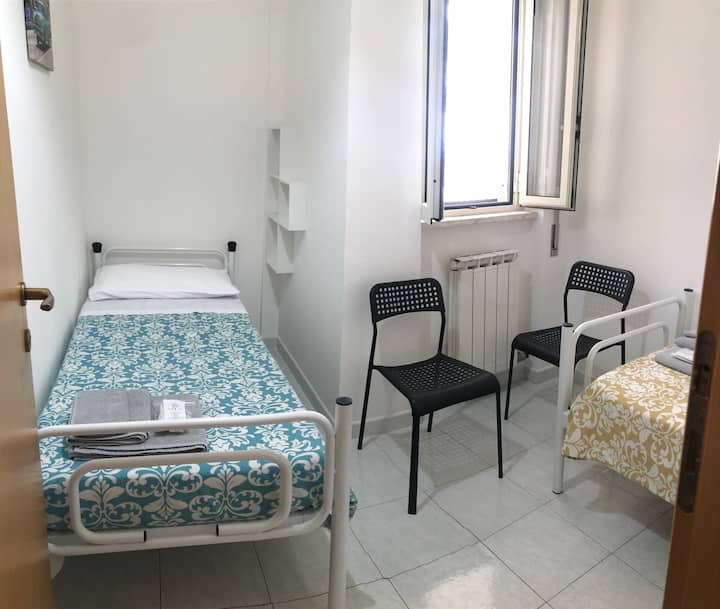 Dhoma e gjumit krevati i parë