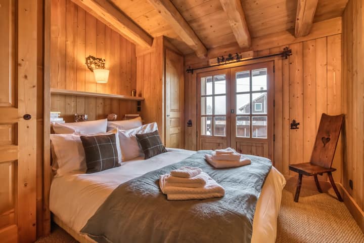 Petite chambre avec placards, lit 1m40  au premier étage, donnant sur le devant du chalet
Salle de bain partagée avec douche toilette et lavabo.