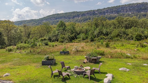 4 BR Stunning Mountain Retreat w Hot Tub!