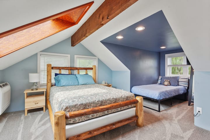 À l'étage, la chambre 3 est un lit queen size, un lit double, un placard, un bureau, une télévision connectée 42', une lucarne, des stores assombrissants et un mini Split pour un chauffage/climatisation personnalisé 