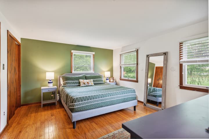 Situé au rez-de-chaussée, lit King Size avec accès direct à la salle de bain - Grands placards et bureau avec télévision connectée