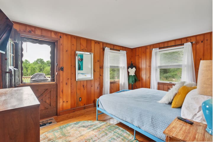 Situé au rez-de-chaussée, lit King Size avec porte néerlandaise menant à la terrasse arrière. bureau avec télévision connectée