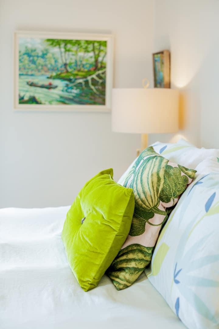 سرير بحجم كوين مريح للغاية. يوجد مكيف هواء لليالي الحارة
