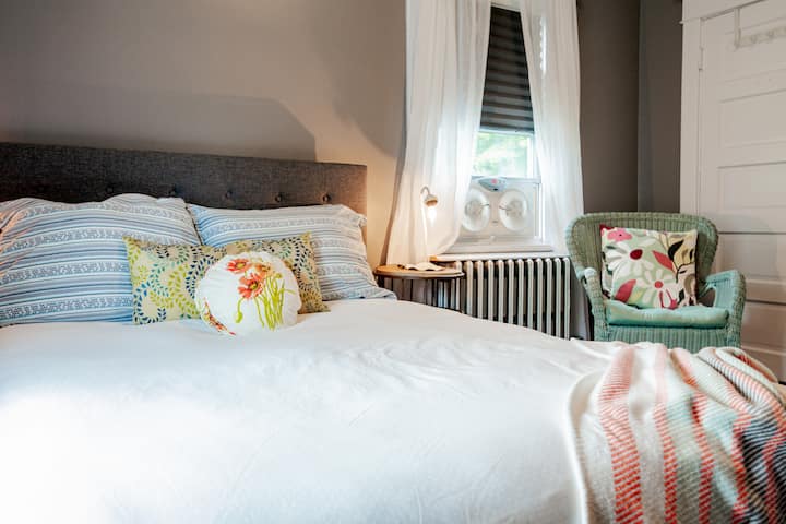 يوجد سرير مزدوج وأيضًا سرير متنقل للطفل.