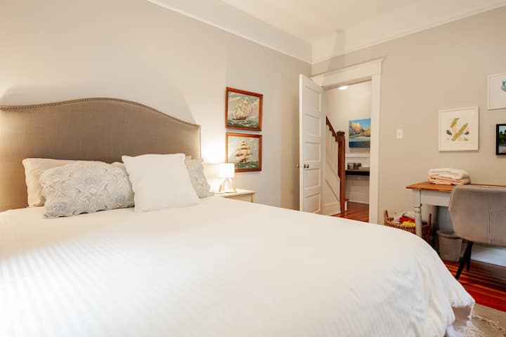 مرتبة مريحة لطيفة بحجم كوين. يوجد مكيف هواء للنافذة لليالي الصيف الحارة
