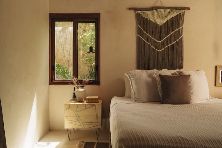 חדר שינה ראשי עם מיטת קינג סייז