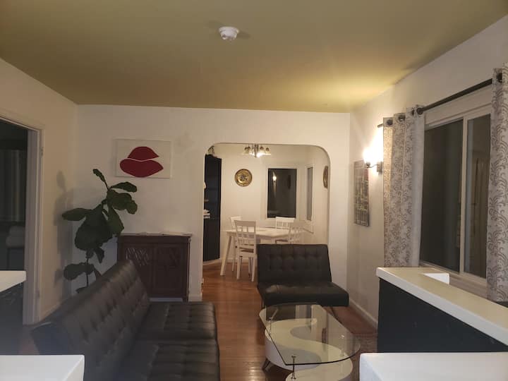 Sala de estar en la planta superior, con comedor de fondo