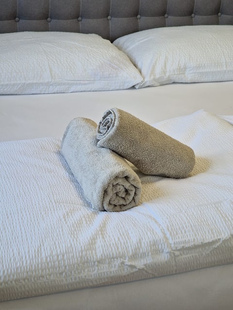 Jacuzzi, BBQ & EV Charger | 5BR Villa with Garden