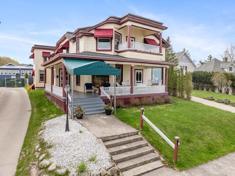 Charlevoix Lakeview Home - Sleeps 25!