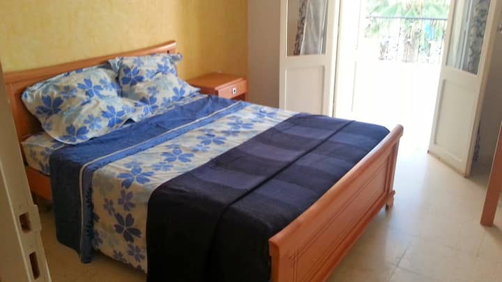 Spavaća soba s balkonom i velikim krevetom za 2 osobe. 