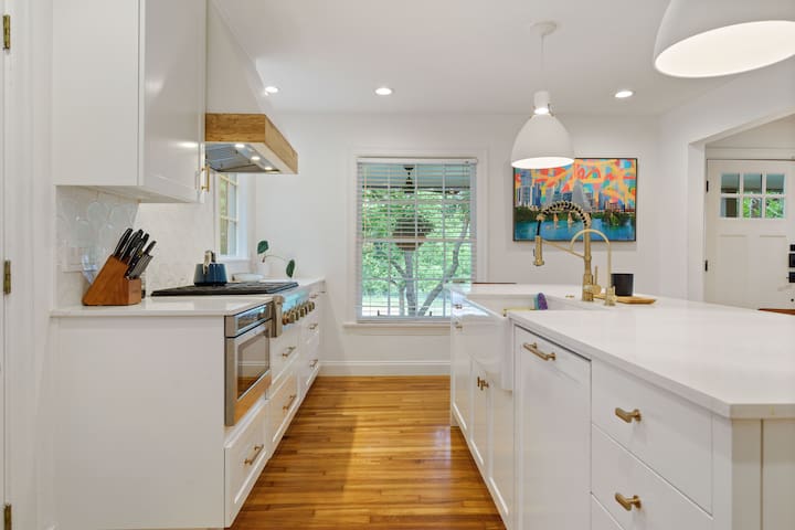 Barton Springs & South Congress! Chef’s kitchen