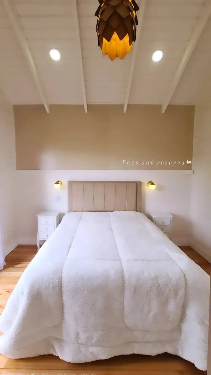 房间宽敞舒适，设有独立阳台，可欣赏美丽的阿劳卡利亚树林景观！ 