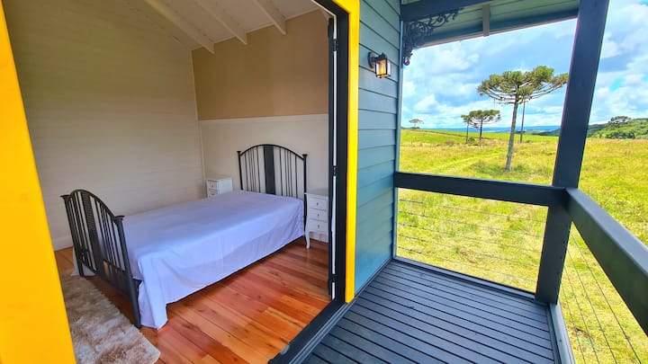 房间宽敞舒适，配有铸铁床，私人阳台可欣赏到美丽的阿劳卡利亚树林景观！ 