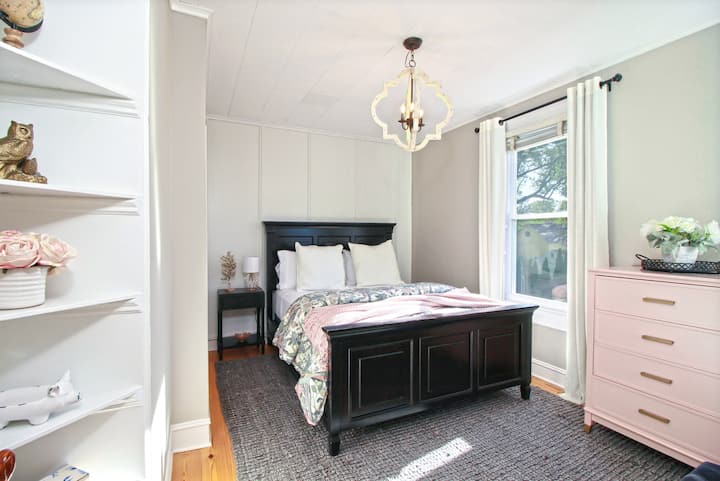 The Blackbird Pond room features a Queen bed.  The Witch of Blackbird Pond is a book written about Old Wethersfield.  Also if you need portable fans you will find them in these closets.