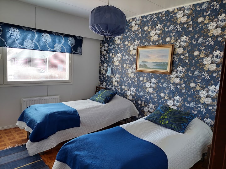 Cámara azul. Dos camas individuales que se pueden combinar si es necesario. Persianas y cortina opaca