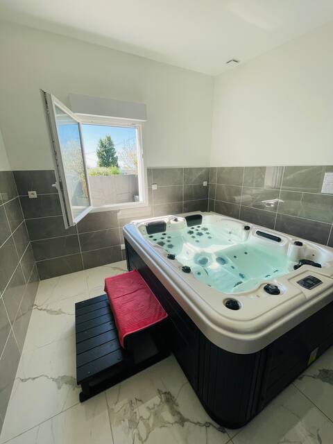 Private jacuzzi 500 m from the sea