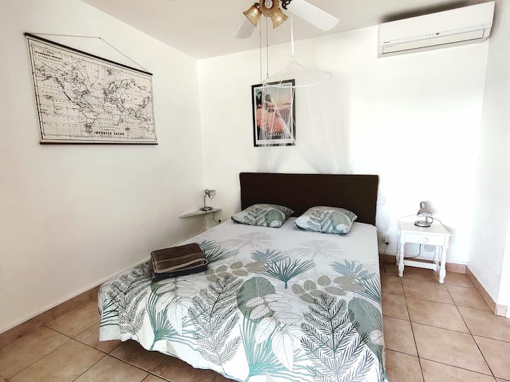 La chambre climatisée et son lit queen-size doté d'un matelas très confortable