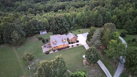 Large Secluded Cabin Close to Activities