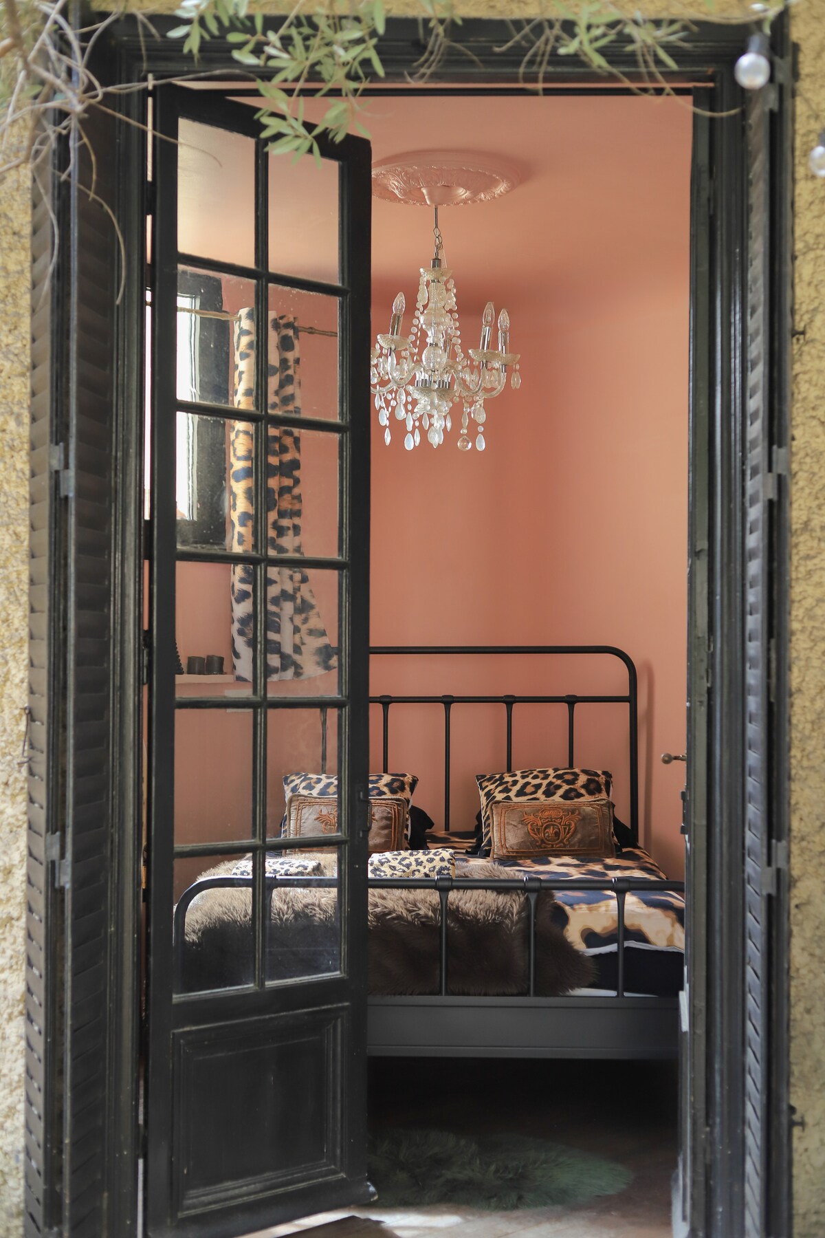 玫瑰房位于花园的外楼（带1间淋浴间）和小厨房 