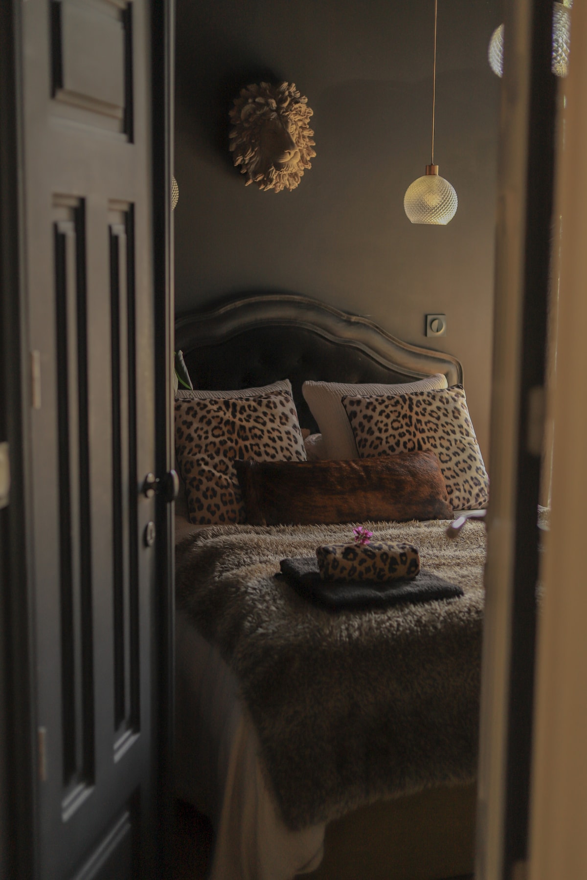 3号卧室黑色卧室，床上用品非常好，双人床 