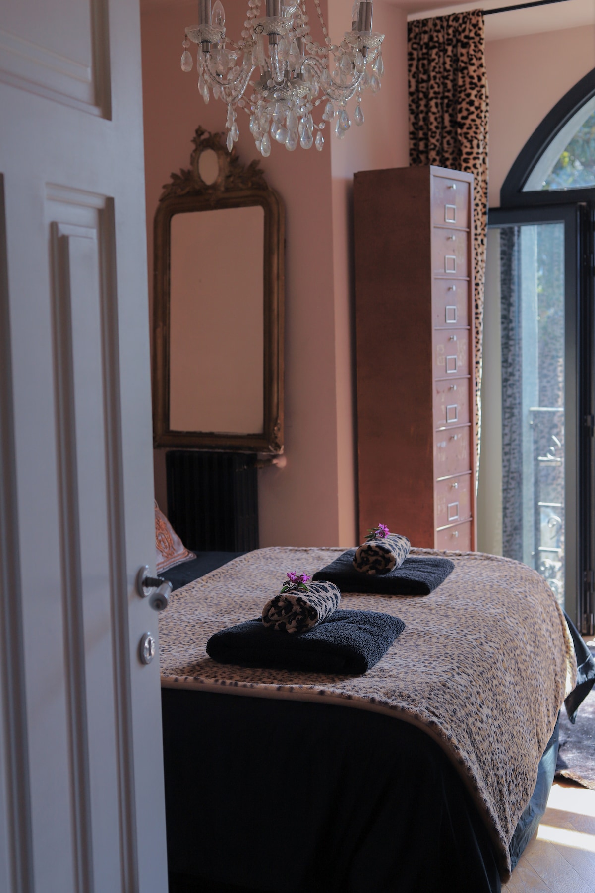 2号卧室主卧加大双人床，床边床上用品非常好 
主屋一楼 