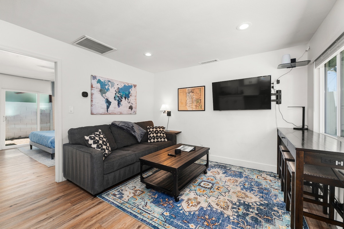 ห้องนั่งเล่นที่ใช้งานได้ดีพร้อมโซฟาปรับนอนขนาดควีนไซส์และทีวี HD ขนาด 55 "อัจฉริยะที่พับติดกับผนังได้อย่างสะดวกเมื่อไม่ได้ใช้งาน