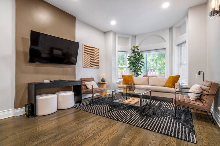 Lakeview Lux | 20min to Wrigley | Free Parking gallery image 3