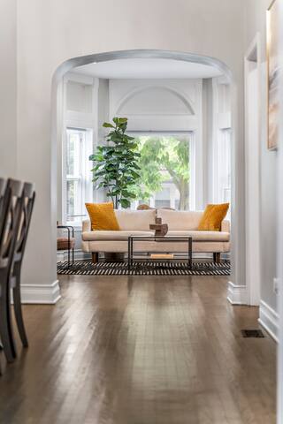 Lakeview Lux | 20min to Wrigley | Free Parking gallery image 4