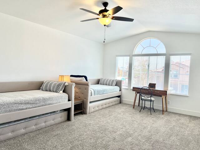 Vegas Luxury: King Suite, 10 Beds, Pool, Poker Gem gallery image 5