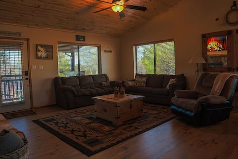 Popular Airbnb listing: Entire Cozy Cabin @ Bison Ranch in Heber Overgaard