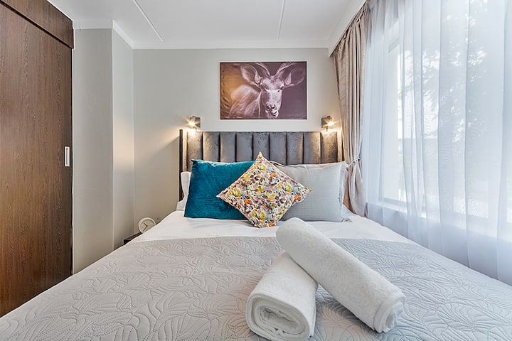 这间迷人的第二间卧室配有一张豪华的标准双人床，铺有柔软的白色埃及棉床上用品，经过专业洗衣清洁，确保在这个宁静的空间中获得酒店般的体验，非常适合安静的夜间睡眠。