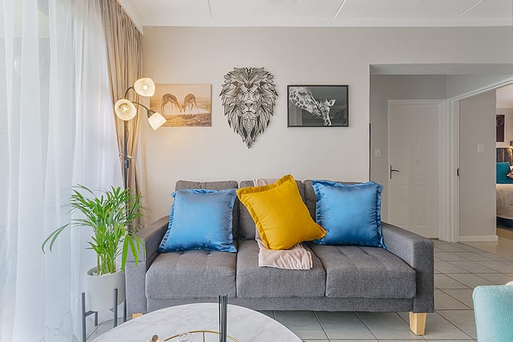 ห้องนั่งเล่นที่มีสไตล์และอบอุ่นพร้อมสัมผัสที่ทันสมัย

การตกแต่งที่มีสไตล์ประกอบด้วยศิลปะบนผนังโลหะที่ไม่เหมือนใครรูปภาพและกระถางต้นไม้เขียวชอุ่ม แสงธรรมชาติส่องเข้ามาสร้างบรรยากาศที่สดชื่นและผ่อนคลายเหมาะสำหรับการผ่อนคลายและผ่อนคลายในที่พักที่ทันสมัยนี้