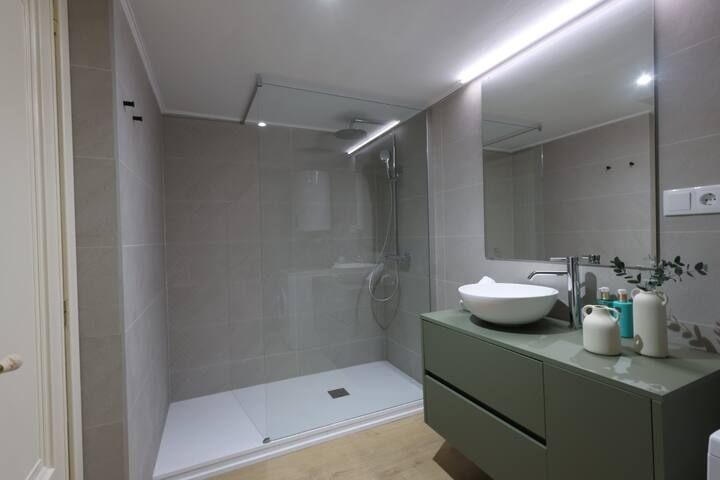 The Apolo Apartment in Downtown by Florit Flats gallery image 5