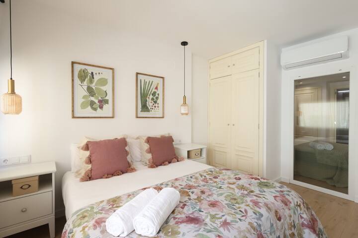 The Apolo Apartment in Downtown by Florit Flats gallery image 3