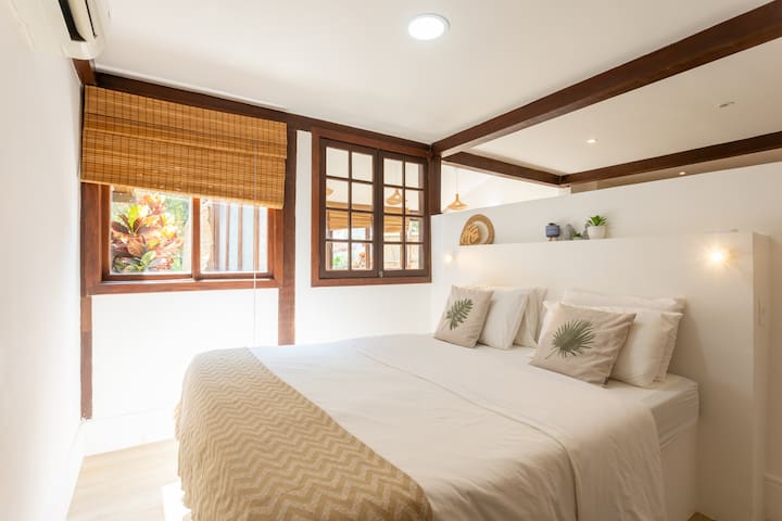 Tranquillity & view on lagoon shore-Beach & Metro