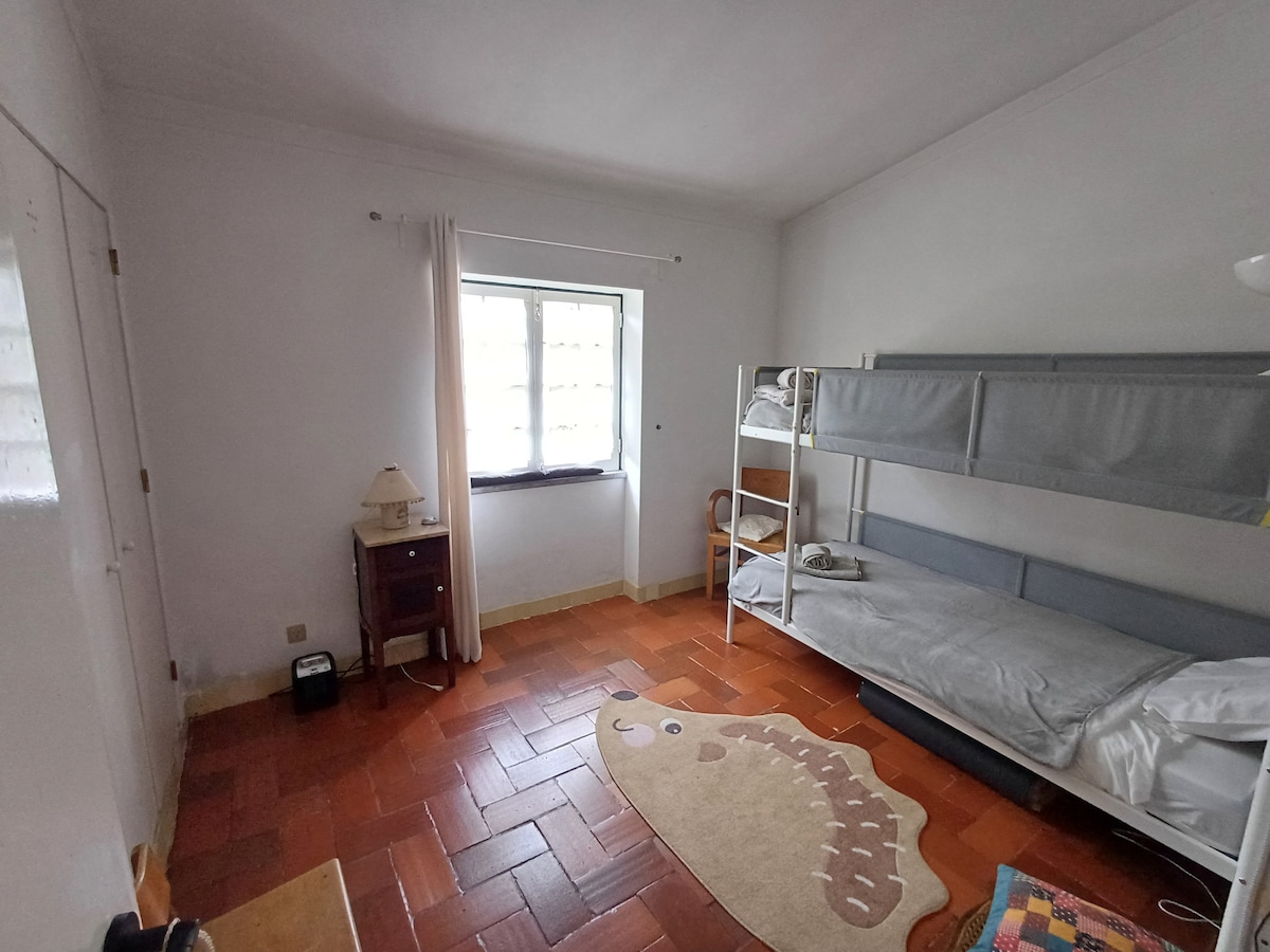 سرير بطابقين صلب. مثالي للأطفال. يحتوي على 3 مراتب. قد يقيم شخص بالغ في السرير أدناه.  