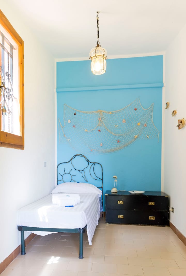 חדר שינה יחיד "The fisherman", צמוד ומתקשר עם סוויטת "Fish"