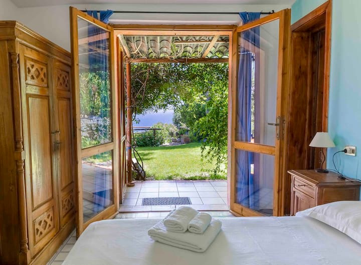 סוויטת "דגים". זה חדר השינה הראשי, עם מיזוג אוויר וחדר רחצה צמוד ונוף לים. אתם יוצאים ישירות מהגינה העליונה. 
בסמוך, יש את חדר "הדייג", אידיאלי לילד שאוהב לישון ליד הוריו.