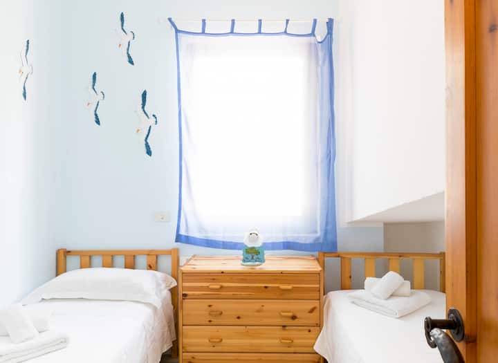 החדר "השחפים" נמצא במרחב, אבל הוא נעים ושקט. כמה צעדים מחדר האמבטיה השני שחולק עם החדר "לה ולה".