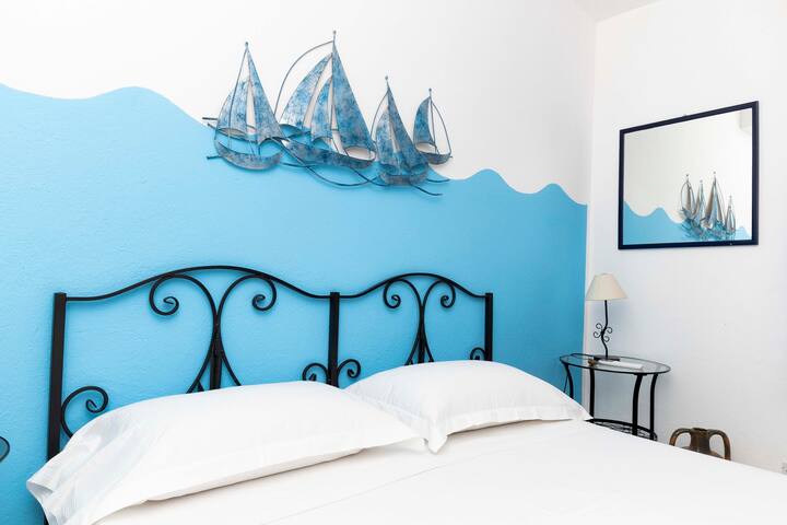 החדר "Le vele" פרטי ושקט. חדר הרחצה נמצא ממש ליד החדר. יש בה רשתות יתושים ומיזוג אוויר.