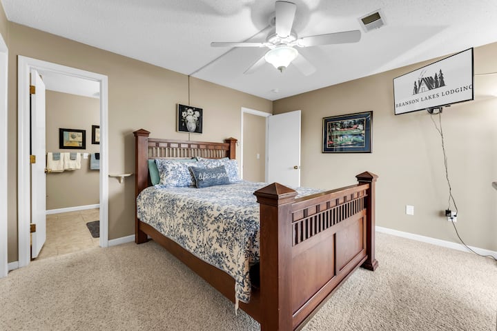 Chumba cha 2 cha kulala kina kitanda cha ukubwa wa malkia, bafu la chumba na ufikiaji wa baraza linaloangalia uwanja wa gofu wa Pointe Royale. 