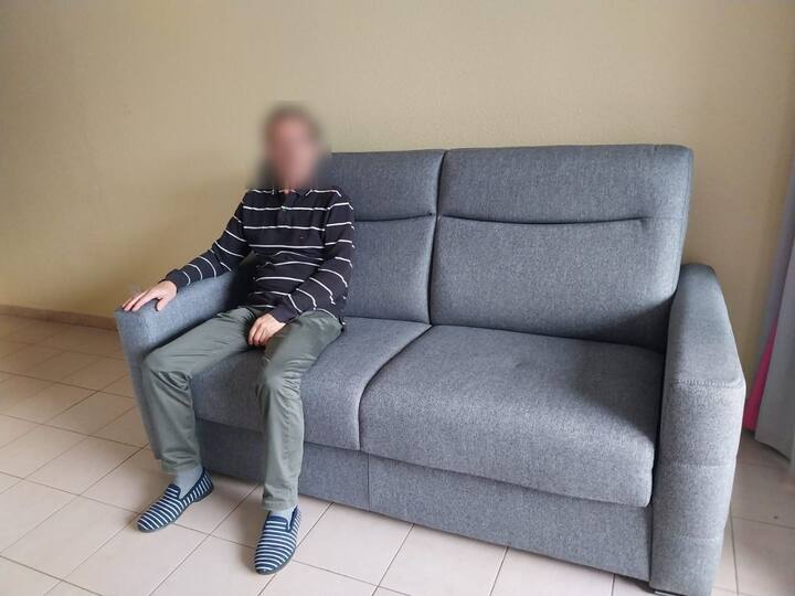 Просторот за одмор е опремен со многу удобен кауч, кауч на спуштање и ТВ шкаф. За летните периоди, можност да се користи преносливиот вентилатор кој овозможува да се проветрат и чардакот и дневната соба.