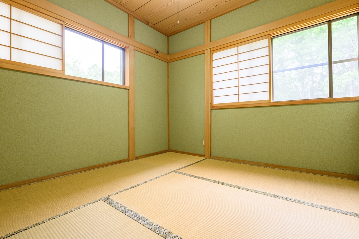 Ni chumba cha mtindo wa Kijapani kwenye ghorofa ya kwanza (mikeka 4.5 ya tatami).