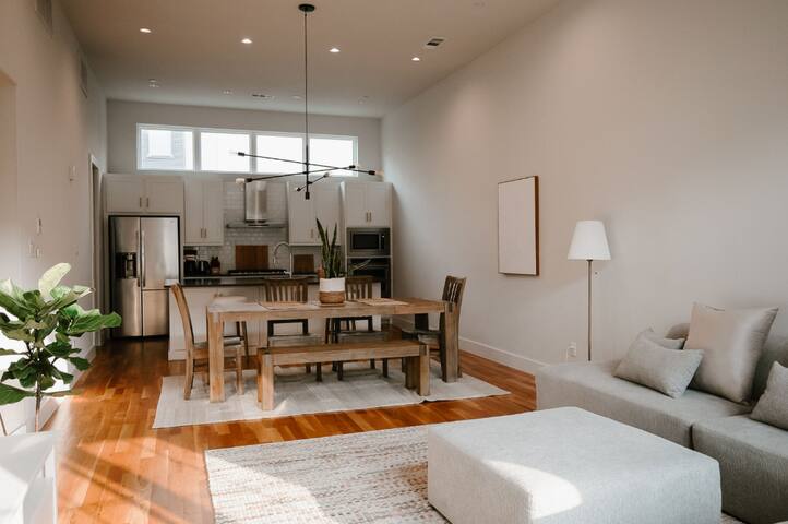 Luxury 3BR Townhouse in Dallas | Pet-Friendly gallery image 5