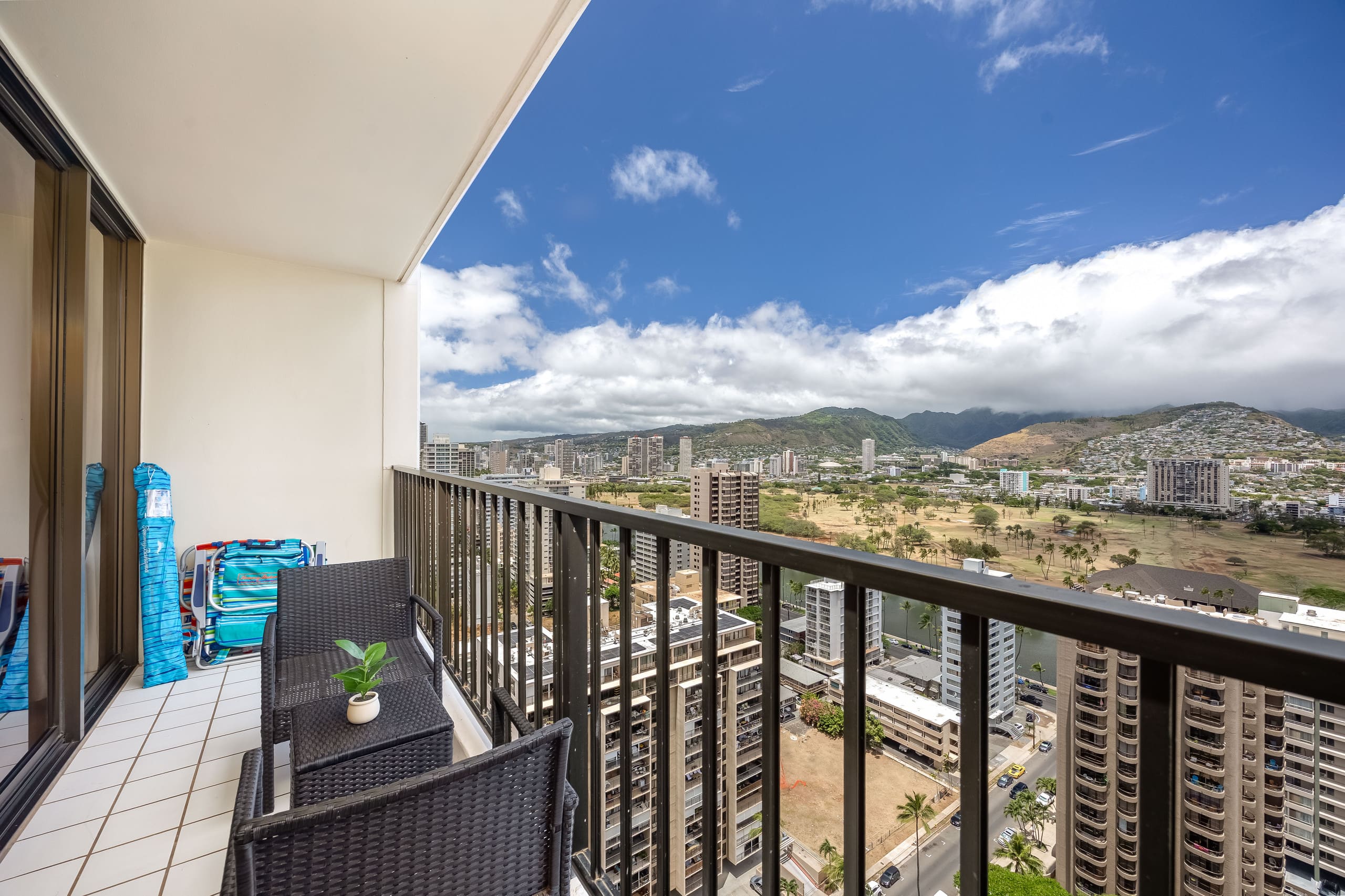 Fabulous Mountain View w/ Free Parking, Near Beach - Image 47
