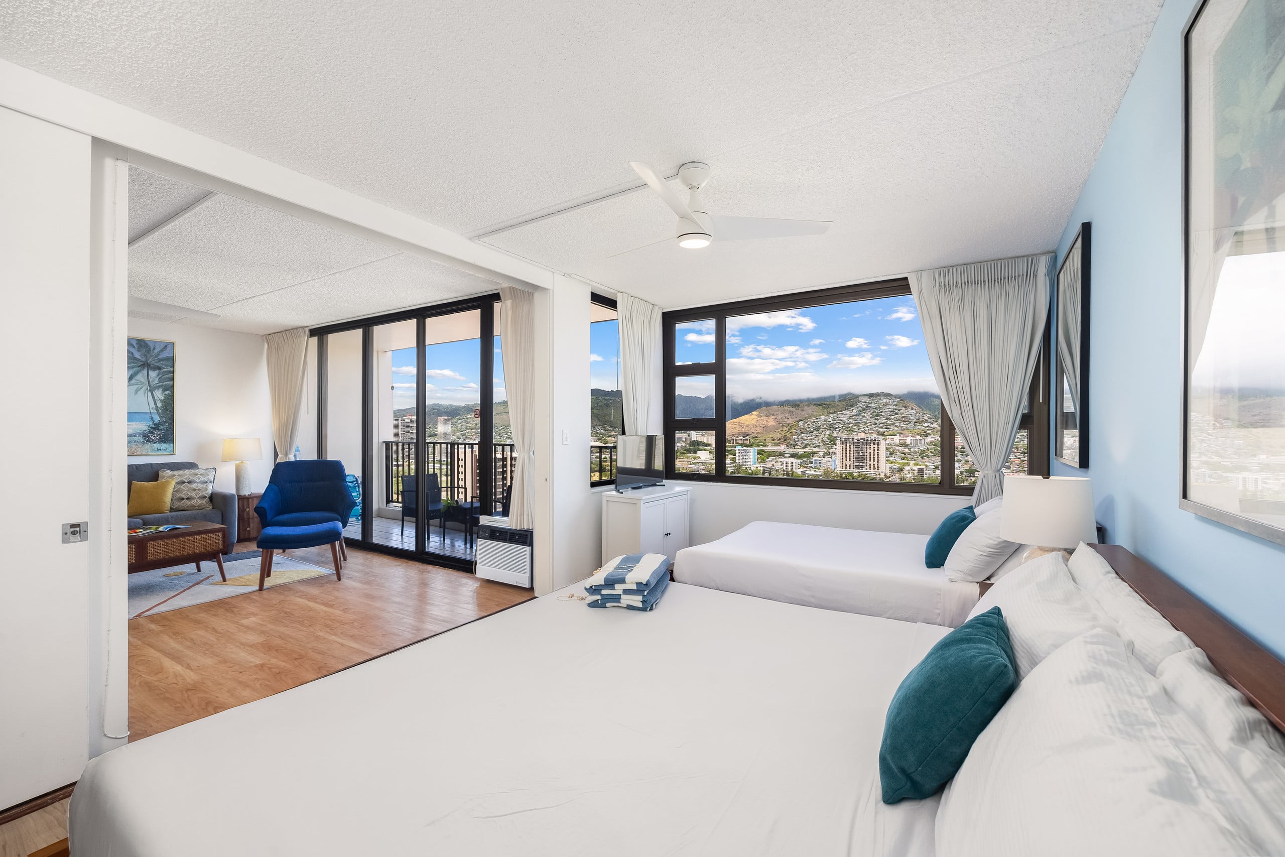 Fabulous Mountain View w/ Free Parking, Near Beach - Image 1