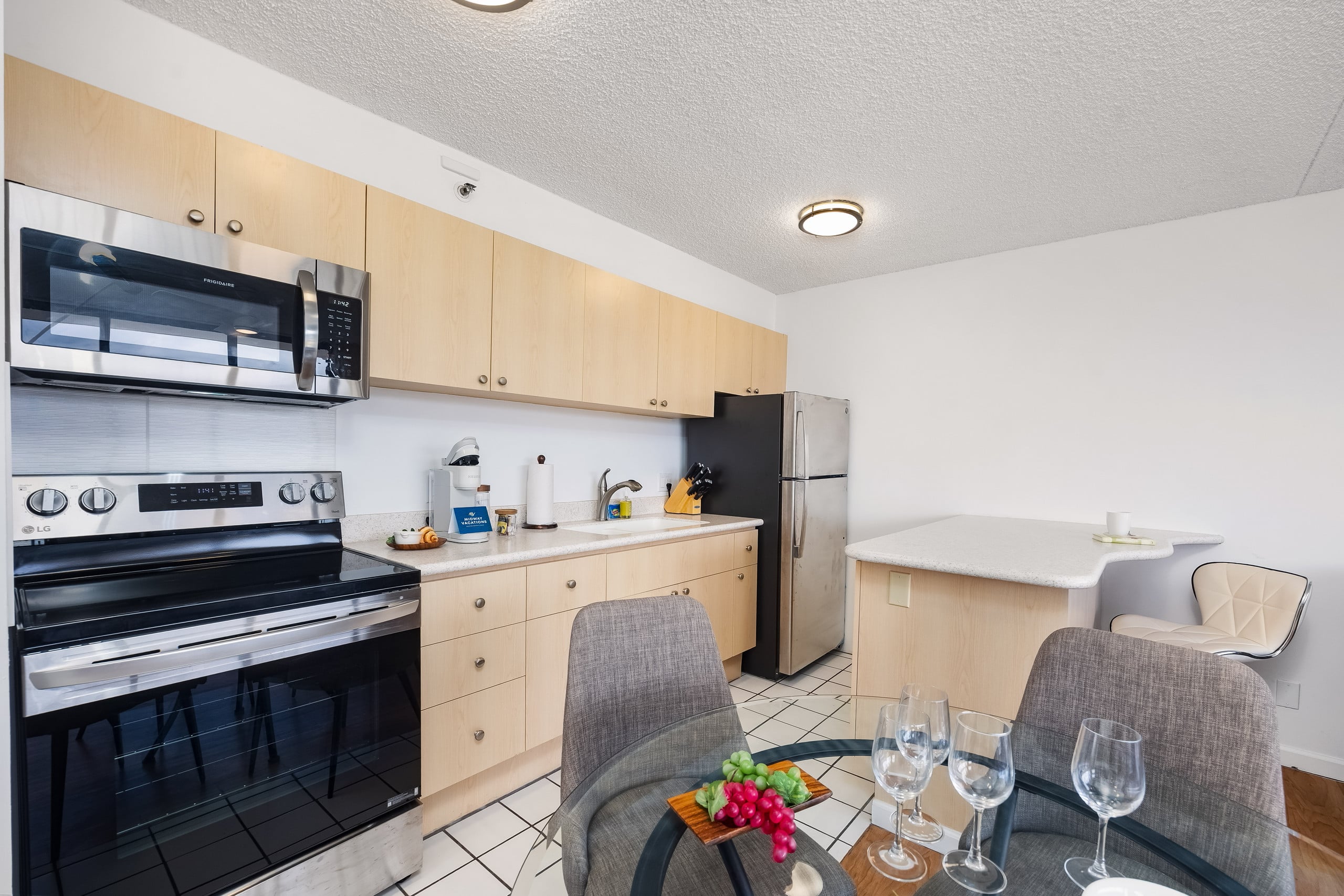 Fabulous Mountain View w/ Free Parking, Near Beach - Image 18